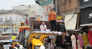 टौरिया मोहल्ला घटना के विरोध में बुलडोजर पर निकले हिंदू संगठन, आज बाजार बंद का आह्वान