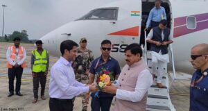 मुख्यमंत्री का ट्रांजिट विजिट, खजुराहो विमानतल पर हुआ स्वागत