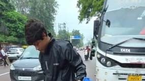 गड्ढे में गिरकर घायल हुआ 16 वर्षीय छात्र, फिर खुद ही भर दिया सड़क का गड्ढा