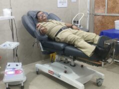 टीकमगढ़ के वर्दी में मसीहा: गर्भवती महिला के लिए प्रधान आरक्षक सतीश शर्मा ने किया रक्तदान, बची दो जानें