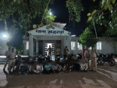 खजुराहो के जंगल में चल रहे जुआ फड़ पर पुलिस का छापा, 19 जुआरी गिरफ्तार